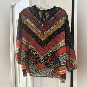 Blouse 
Excellent condition
Fits 12 to 14 depending upon how you like the fit